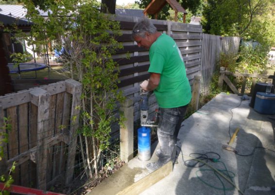 Placement de palissades en plaques de bétons.