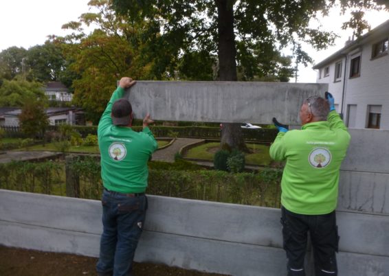 Placement de palissades en plaques de bétons.
