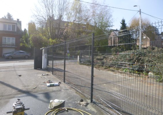 Installation d'une clôture rigide de 1.8 m de hauteur en mitoyenneté à Oupeye.