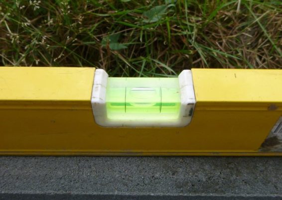 Pour limité l’écoulement des eaux et boues sur la terrasse, placement d'une bordure de finition ...