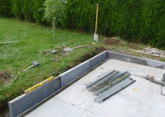 Pour limité l’écoulement des eaux et boues sur la terrasse, placement d'une bordure de finition ...