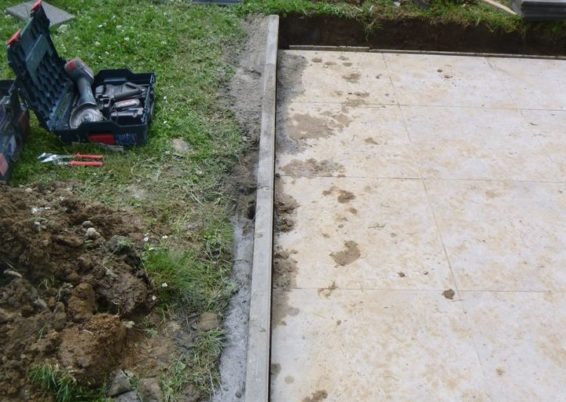 Pour limité l’écoulement des eaux et boues sur la terrasse, placement d'une bordure de finition ...