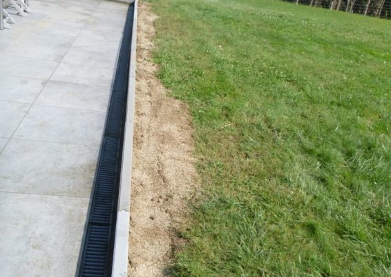 Pour limité l’écoulement des eaux et boues sur la terrasse, placement d'une bordure de finition ...