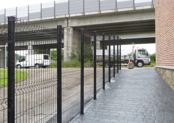Mise en place d'une clôture en panneaux rigide dans une chape de béton armé. Pour mieux corresp...
