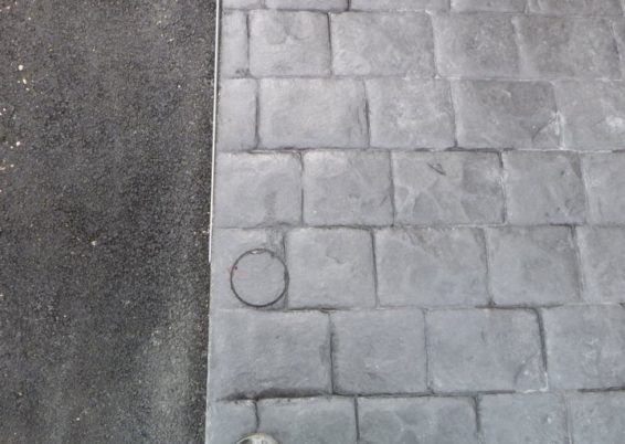 Mise en place d'une clôture en panneaux rigide dans une chape de béton armé. Pour mieux corresp...