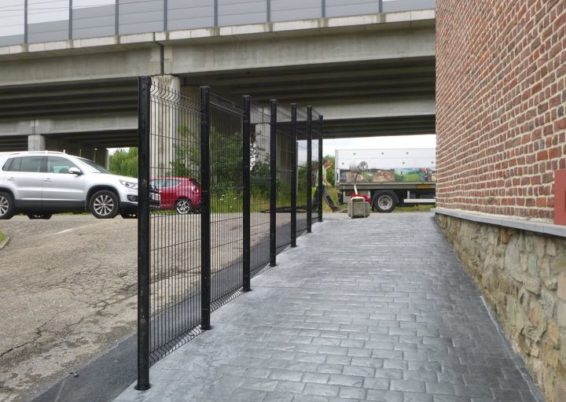 Mise en place d'une clôture en panneaux rigide dans une chape de béton armé. 

Pour mieux corresp...