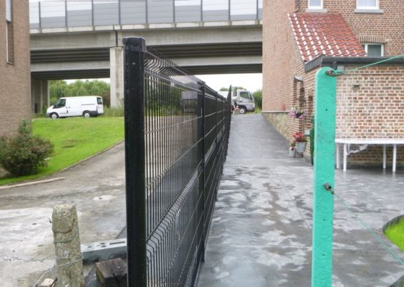 Mise en place d'une clôture en panneaux rigide dans une chape de béton armé. 

Pour mieux corresp...