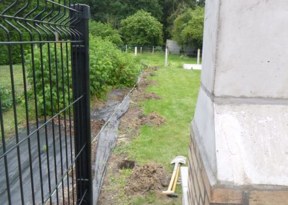 Mise en place d'une clôture en panneaux rigide dans une chape de béton armé. 

Pour mieux corresp...