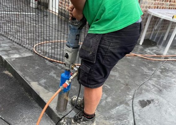 Mise en place d'une clôture en panneaux rigide dans une chape de béton armé. 

Pour mieux corresp...