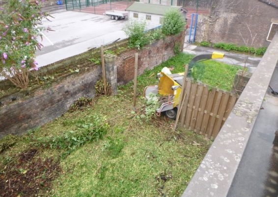 Nettoyage d'un jardin laissé à l'abandon pendant des années pour l'école Sainte Marie à Seraing...