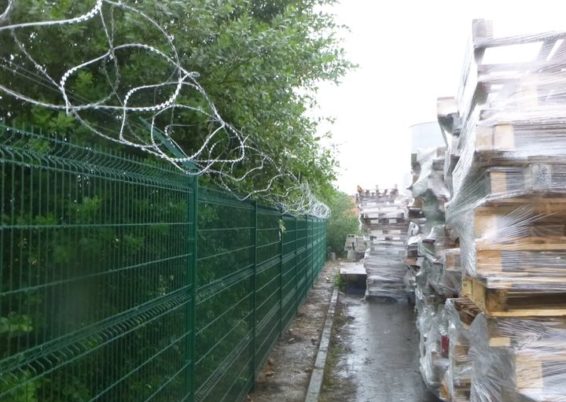 Installation d'une clôture de sécurité à l'aéroport de Liège Bierset....