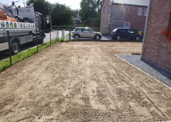 Création d'une pelouse à villers le bouillet. 
Malgré la météo capricieuse de cette fin d'été...