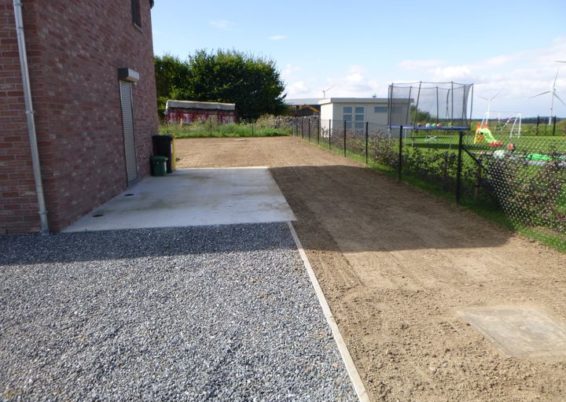 Création d'une pelouse à villers le bouillet. 
Malgré la météo capricieuse de cette fin d'été...