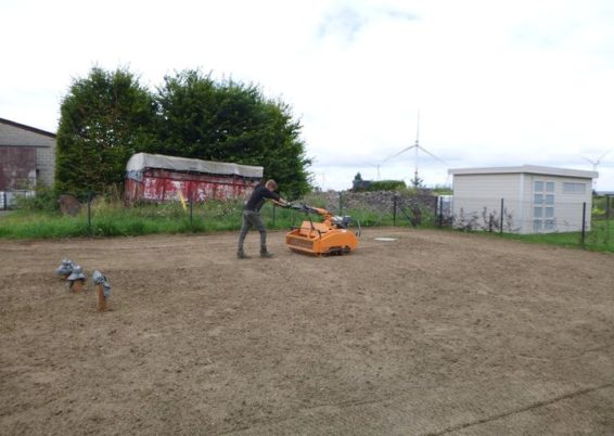 Création d'une pelouse à villers le bouillet. 
Malgré la météo capricieuse de cette fin d'été...