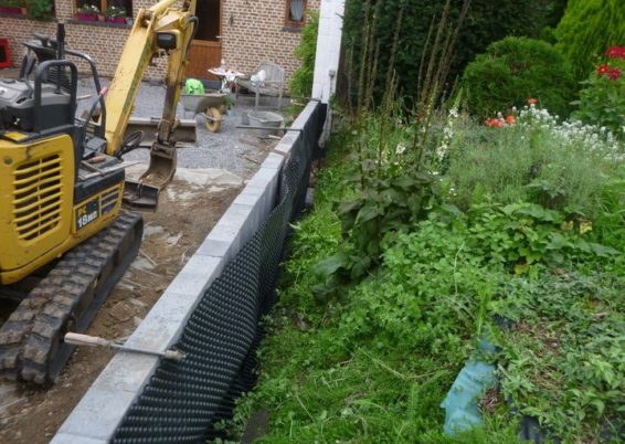 Réalisation d'une petit mur de retenue de terre en palissades béton de chez MARLUX....