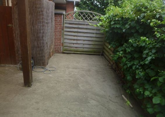 Réaménagement d'un micro jardin à Herstal. 

Remplacement des allées et terrasse en bois par du ...