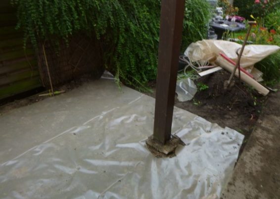 Réaménagement d'un micro jardin à Herstal. 

Remplacement des allées et terrasse en bois par du ...