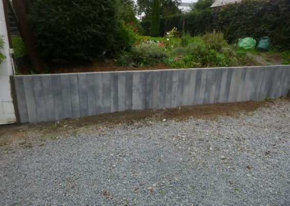 Réalisation d'une petit mur de retenue de terre en palissades béton de chez MARLUX....