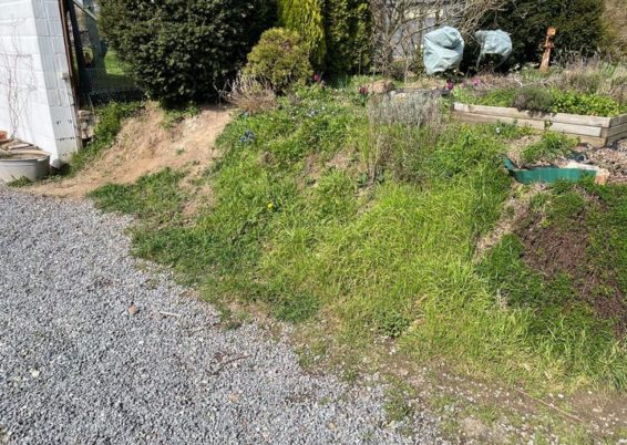 Réalisation d'une petit mur de retenue de terre en palissades béton de chez MARLUX....