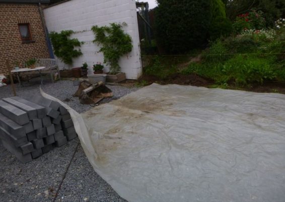 Réalisation d'une petit mur de retenue de terre en palissades béton de chez MARLUX....
