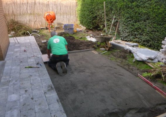 Réaménagement d'un micro jardin à Herstal. 

Remplacement des allées et terrasse en bois par du ...