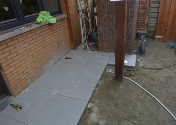 Réaménagement d'un micro jardin à Herstal. 

Remplacement des allées et terrasse en bois par du ...