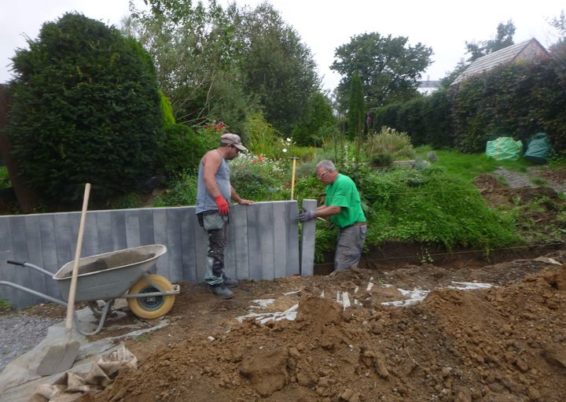 Réalisation d'une petit mur de retenue de terre en palissades béton de chez MARLUX....