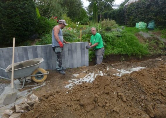 Réalisation d'une petit mur de retenue de terre en palissades béton de chez MARLUX....