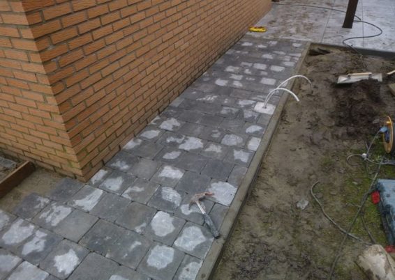 Réaménagement d'un micro jardin à Herstal. 

Remplacement des allées et terrasse en bois par du ...