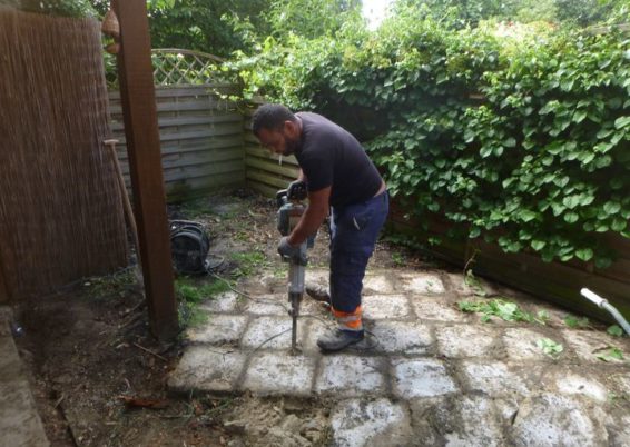 Réaménagement d'un micro jardin à Herstal. 

Remplacement des allées et terrasse en bois par du ...