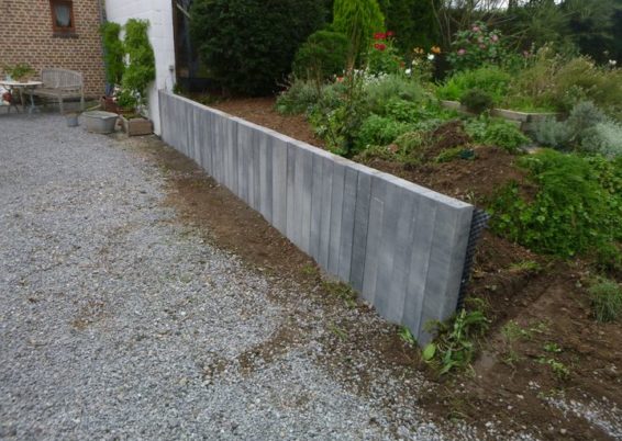 Réalisation d'une petit mur de retenue de terre en palissades béton de chez MARLUX....