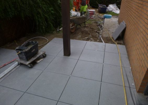Réaménagement d'un micro jardin à Herstal. 

Remplacement des allées et terrasse en bois par du ...