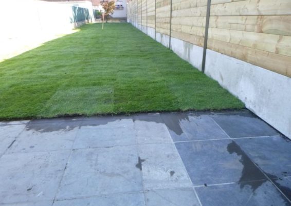 Placement d'une nouvelle palissade composée de piquets métalliques, soubassement de béton et plan...