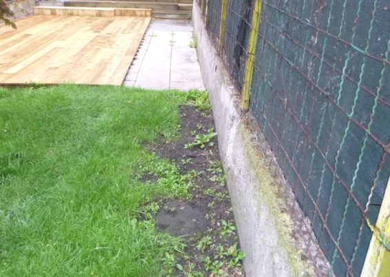 Placement d'une nouvelle palissade composée de piquets métalliques, soubassement de béton et plan...