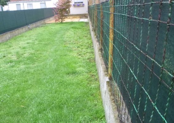 Placement d'une nouvelle palissade composée de piquets métalliques, soubassement de béton et plan...
