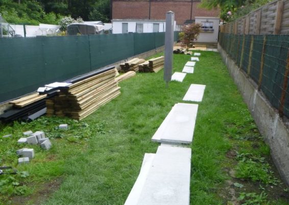 Placement d'une nouvelle palissade composée de piquets métalliques, soubassement de béton et plan...