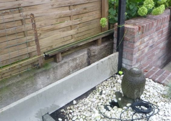Placement d'une nouvelle palissade composée de piquets métalliques, soubassement de béton et plan...