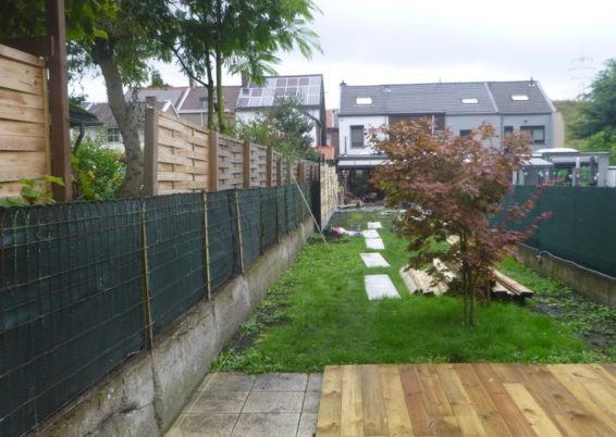 Placement d'une nouvelle palissade composée de piquets métalliques, soubassement de béton et plan...