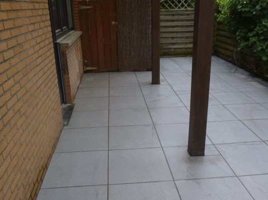 Réaménagement d'un micro jardin à Herstal. 

Remplacement des allées et terrasse en bois par du ...