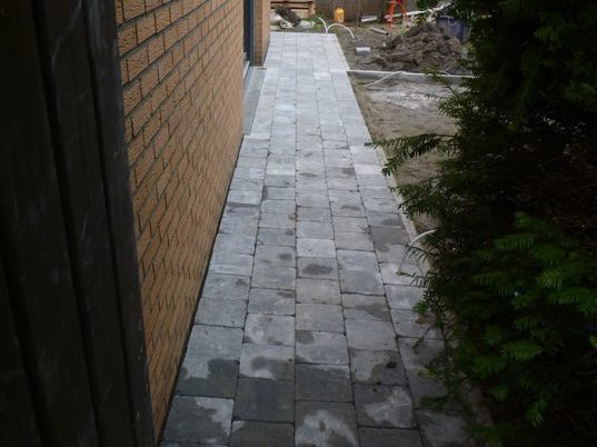 Réaménagement d'un micro jardin à Herstal. 

Remplacement des allées et terrasse en bois par du ...