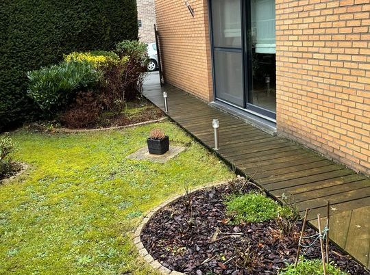 Réaménagement d'un micro jardin à Herstal. 

Remplacement des allées et terrasse en bois par du ...