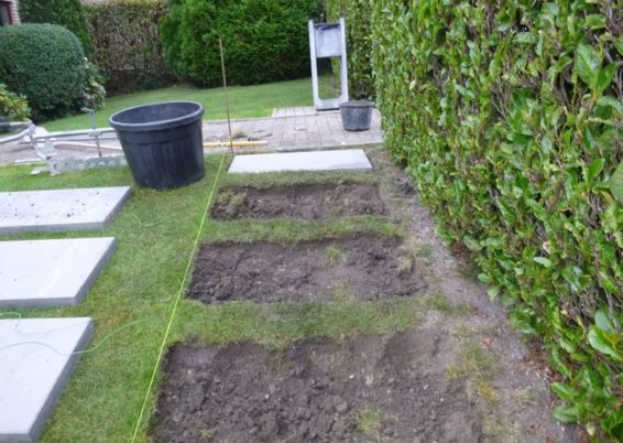 Réalisation d'un petit chemin en dalles "pas Japonais" en béton de 1 mètres sur 50 cm.

Une belle...