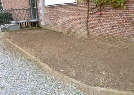 Enlèvement de plantations et semis de pelouse dans l'espace réception au château de Limont.

la s...