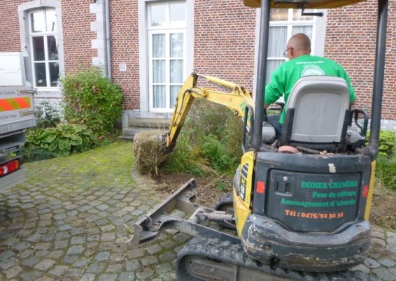 Enlèvement de plantations et semis de pelouse dans l'espace réception au château de Limont.

la s...