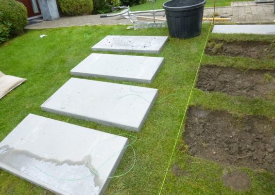 Réalisation d'un petit chemin en dalles "pas Japonais" en béton de 1 mètres sur 50 cm.

Une belle...