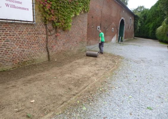 Enlèvement de plantations et semis de pelouse dans l'espace réception au château de Limont.

la s...