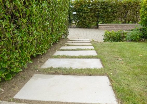 Réalisation d'un petit chemin en dalles "pas Japonais" en béton de 1 mètres sur 50 cm.

Une belle...
