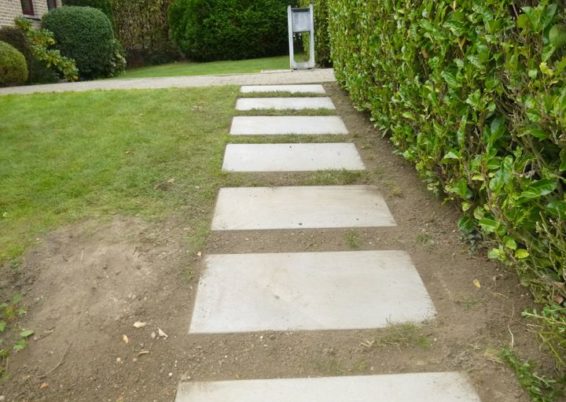 Réalisation d'un petit chemin en dalles "pas Japonais" en béton de 1 mètres sur 50 cm.

Une belle...