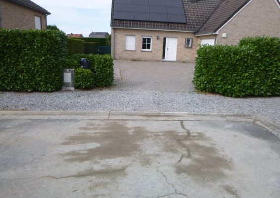Suppression des zones enherbées et de plantations autour d'une allée pour permettre plus d’aisan...