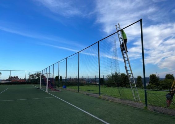 Une semaine qui ce termine par le fin d'un chantier, le placement de clôtures XXL de 8 mètres de h...